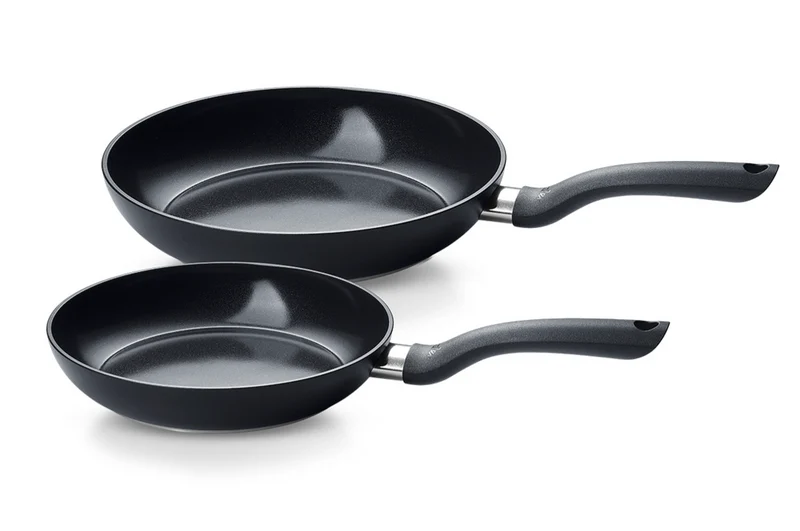 Ⓜ️🔵🔵🔵 Fissler Essential Set 2 pezzi padella 24 cm e padella 28 cm nere - Padelle con rivestimento antiaderente ceramico a base d’acqua realizzato senza PFAS/PTFE, 100% alluminio riciclato, Made in Germany