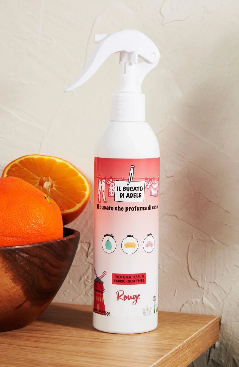 Ⓜ️🔵🔵🔵 IL BUCATO DI ADELE spray Rouge - [📦🚨Spedizione immediata!🚚💨] Profuma tessuti spray, fragranza "ROUGE", 1 flacone da 250 ml con vaporizzatore, 🐾💕 NON TESTATO SU ANIMALI 🌱 100% VEGAN, 🇮🇹 MADE IN ITALY
