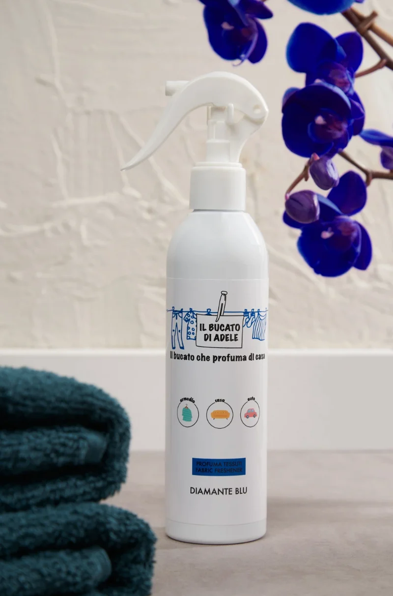Ⓜ️🔵🔵🔵 IL BUCATO DI ADELE spray Diamante Blu - [📦🚨Spedizione immediata!🚚💨] Profuma tessuti spray, fragranza "DIAMANTE BLU", 1 flacone da 250 ml con vaporizzatore, 🐾💕 NON TESTATO SU ANIMALI 🌱 100% VEGAN, 🇮🇹 MADE IN ITALY