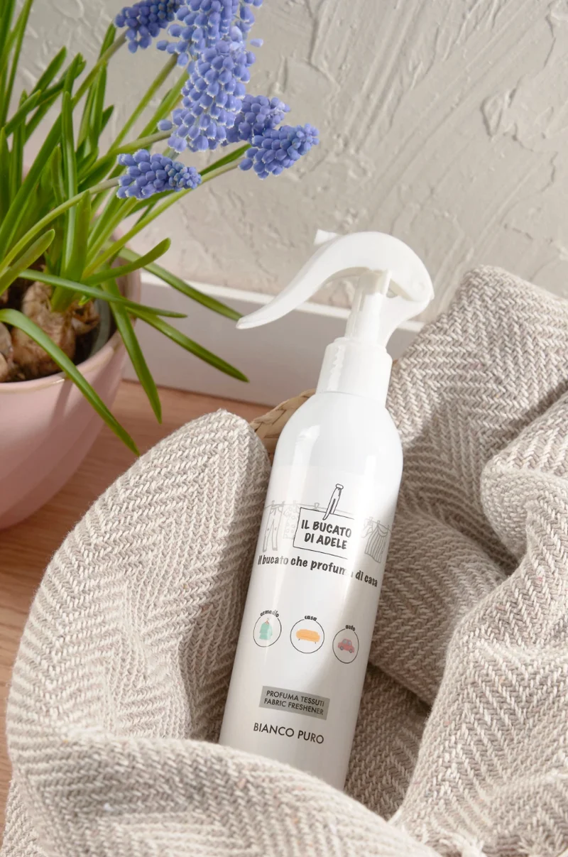Ⓜ️🔵🔵🔵 IL BUCATO DI ADELE spray Bianco Puro - [📦🚨Spedizione immediata!🚚💨] Profuma tessuti spray, fragranza "BIANCO PURO", 1 flacone da 250 ml con vaporizzatore, 🐾💕 NON TESTATO SU ANIMALI 🌱 100% VEGAN, 🇮🇹 MADE IN ITALY