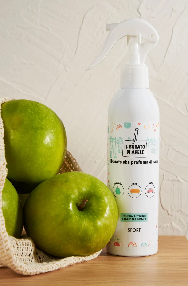 Ⓜ️🔵🔵🔵 IL BUCATO DI ADELE spray Sport - [📦🚨Spedizione immediata!🚚💨] Profuma tessuti spray, fragranza "SPORT", 1 flacone da 250 ml con vaporizzatore, 🐾💕 NON TESTATO SU ANIMALI 🌱 100% VEGAN, 🇮🇹 MADE IN ITALY