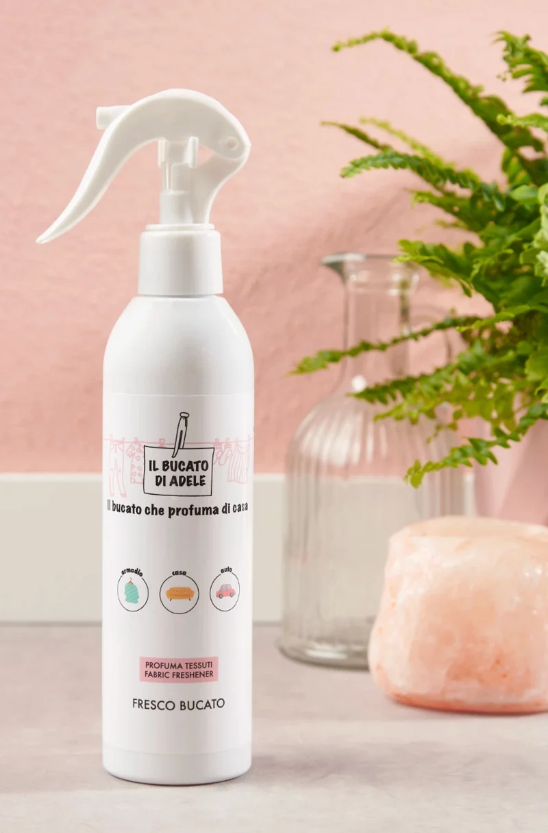 Ⓜ️🔵🔵🔵 IL BUCATO DI ADELE spray Fresco Bucato - [📦🚨Spedizione immediata!🚚💨] Profuma tessuti spray, fragranza "FRESCO BUCATO", 1 flacone da 250 ml con vaporizzatore, 🐾💕 NON TESTATO SU ANIMALI 🌱 100% VEGAN, 🇮🇹 MADE IN ITALY