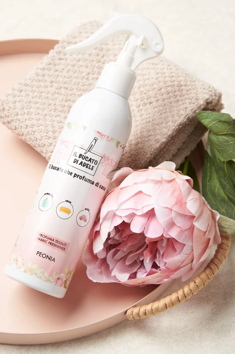 Ⓜ️🔵🔵🔵 IL BUCATO DI ADELE spray Peonia - [📦🚨Spedizione immediata!🚚💨] Profuma tessuti spray, fragranza "PEONIA", 1 flacone da 250 ml con vaporizzatore, 🐾💕 NON TESTATO SU ANIMALI 🌱 100% VEGAN, 🇮🇹 MADE IN ITALY