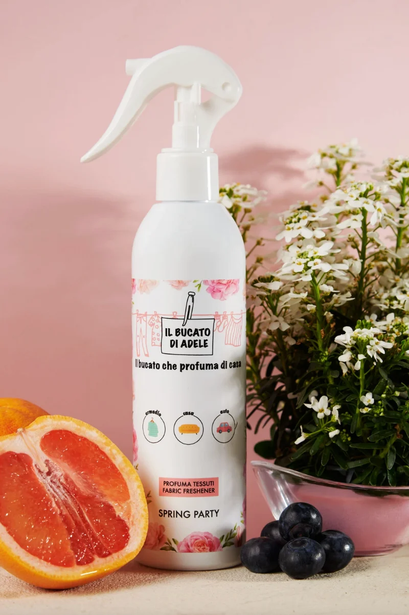 Ⓜ️🔵🔵🔵 IL BUCATO DI ADELE spray Spring Party - [📦🚨Spedizione immediata!🚚💨] Profuma tessuti spray, fragranza "SPRING PARTY", 1 flacone da 250 ml con vaporizzatore, 🐾💕 NON TESTATO SU ANIMALI 🌱 100% VEGAN, 🇮🇹 MADE IN ITALY